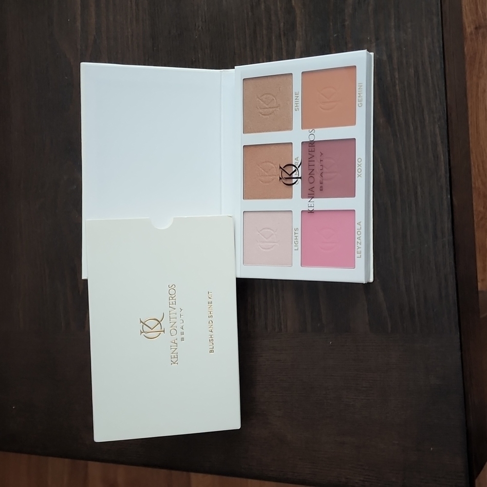 NIB Kenia Ontiveros blush and shine kit